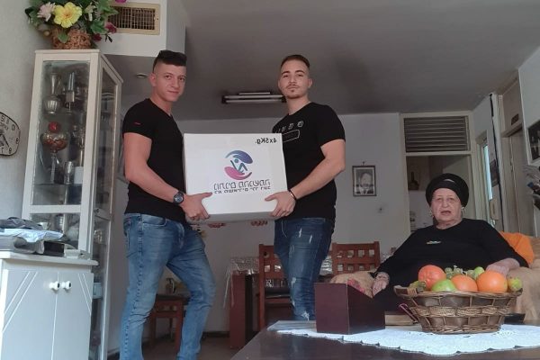 סל מזון גם למבוגרים בראש השנה_